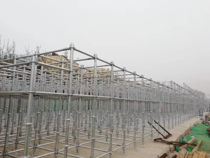 搭建腳手架橫向掃地桿與縱向掃地桿時,怎么設置好? (圖1) 搭建腳手架橫向掃地桿與縱向掃地桿時,怎么設置好? (圖1)